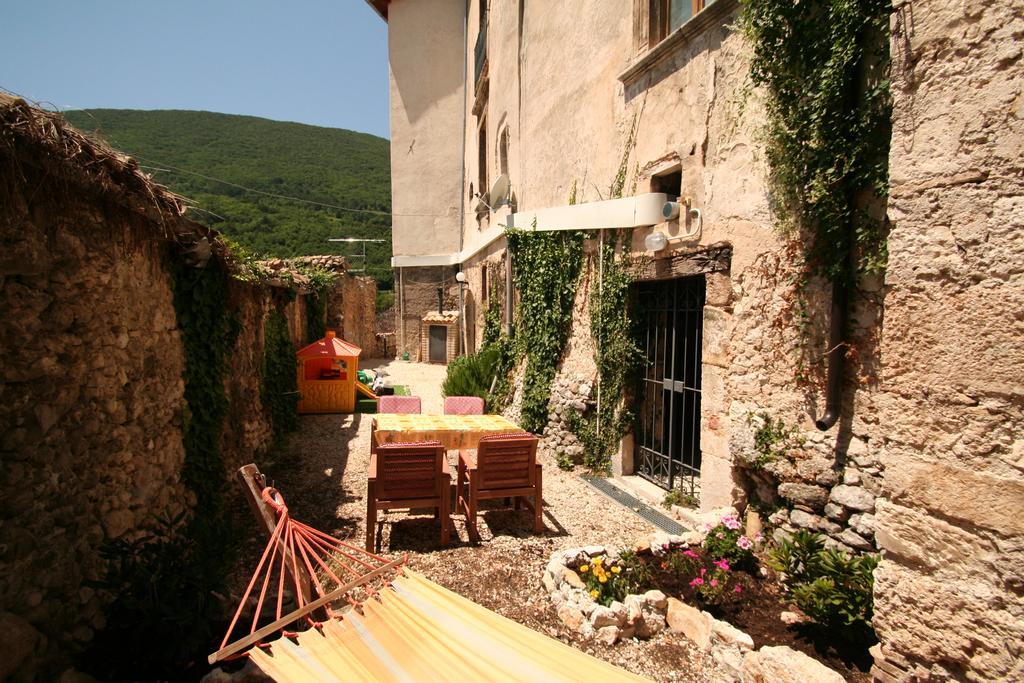 Aparthotel Sotto Il Castello Gagliano Aterno Exterior foto